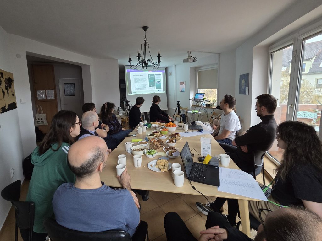 13 grudnia 2025 r. w biurze CRS we Wrocławiu odbył się intensywny warsztat T-Labs w ramach projektu Foodmission. Spotkanie pod hasłem „Wymianka Jedzeniowa + Design” zgromadziło osoby zainteresowane tematyką żywienia, technologii i odpowiedzialnej konsumpcji.